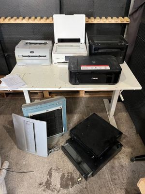 de nombreux appareils électroniques posés sur une table dans une pièce