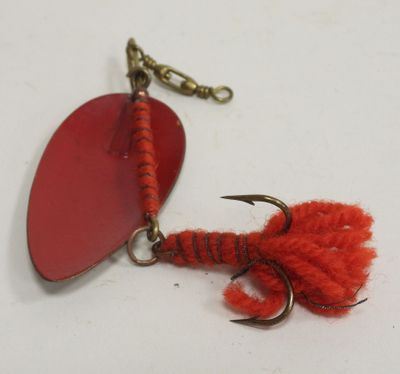 un hameçon rouge auquel est fixé un hameçon