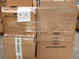 plusieurs boîtes empilées sur une palette