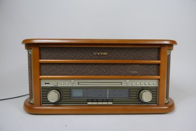 une radio à l'ancienne posée sur un meuble en bois