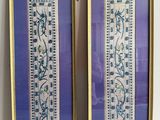 deux tableaux encadrés représentant des fleurs bleues et blanches, accrochés au mur