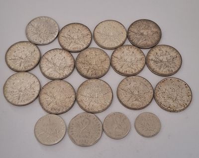 quelques pièces d'argent posées sur une surface blanche