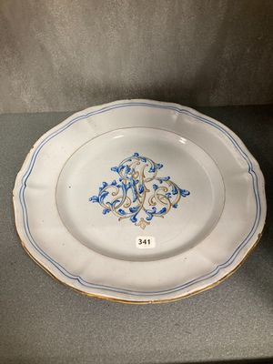 un gros plan d'une assiette blanche ornée de motifs bleus et dorés