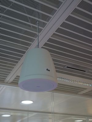 une lampe suspendue au plafond de la pièce