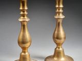 paire de chandeliers anciens en laiton sur fond gris