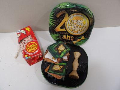 deux assiettes de nourriture et un paquet de chips sur la table