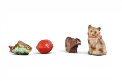 trois figurines représentant des chats et un poisson sur un fond blanc