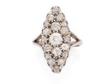 une bague en or blanc sertie de diamants en grappe