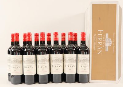 six bouteilles de vin rouge sont alignées devant une boîte