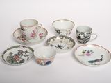 de nombreuses tasses et soucoupes posées sur une table