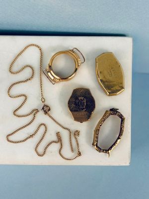 une boîte sur laquelle sont disposés plusieurs bijoux