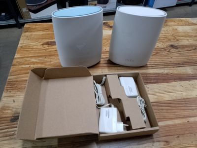 une boîte contenant un chargeur, une tasse et un chargeur, posée sur une table