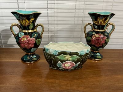 deux vases posés sur une table en bois