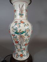 Grand vase monté en lampe en faïence polychrome de fleurs et… (photo 2)