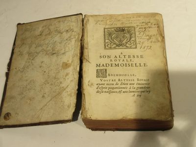 un vieux livre ouvert sur une table