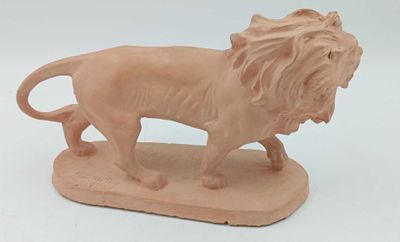 une figurine représentant un lion debout sur un socle