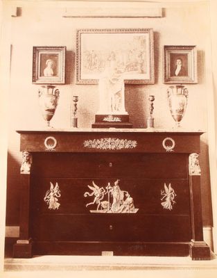 une vieille photo d'une commode dans une pièce