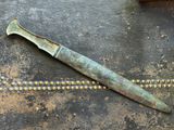 un couteau posé sur une table