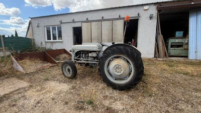 un tracteur garé devant un bâtiment