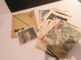 une pile de vieux journaux posée sur une table