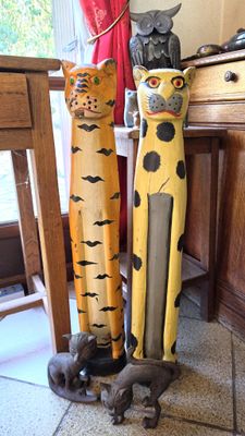 deux chats en bois posés sur une table