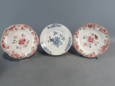trois assiettes à motifs floraux posées sur une table