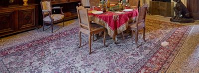 une salle à manger avec une table, des chaises et une cheminée