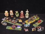 un grand nombre de figurines posées sur une table