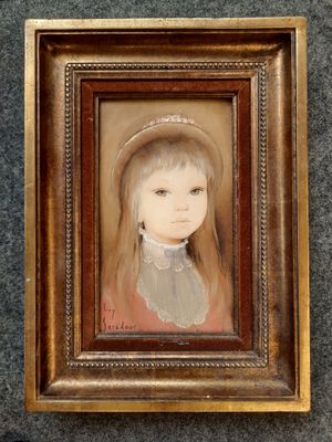 un tableau représentant une petite fille aux cheveux longs, dans un cadre doré