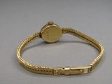 l'image d'une montre-bracelet en or entourée d'une chaîne