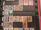 une photo d'un classeur sur lequel sont collés de nombreux timbres