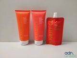 un gros plan sur un flacon de lotion à côté d'un tube de lotion