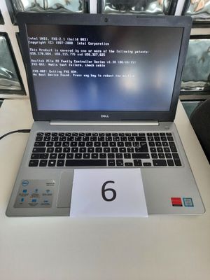 un ordinateur portable posé sur une table, avec le chiffre 6 affiché à l'écran