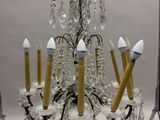 un lustre en verre et en métal
