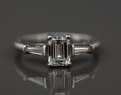 gros plan d'une bague en diamant sur une surface réfléchissante