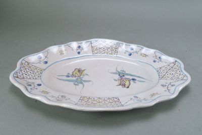 Plat ovale chantourné en faïence à décor aux roses manganèses