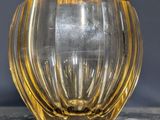 un vase en verre posé sur une table