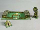 une petite maquette de vaisseau spatial et une petite maquette de tente