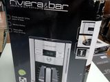 emballage d'une cafetière posée sur une table dans un magasin