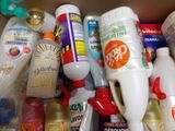 une boîte contenant de nombreux types de produits d'entretien différents