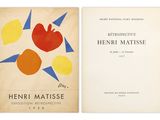 un livre ouvert sur lequel figure l'image d'une fleur