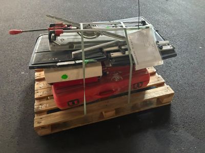 une pile d'outils posée sur une palette au sol
