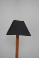 Lampadaire en bois naturel. Hauteur: 179cm. (photo 2)