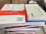 une pile de papiers posée sur un bureau