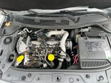 une photo d'un moteur de voiture avec le capot ouvert