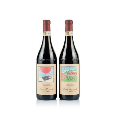 deux bouteilles de vin rouge posées l'une à côté de l'autre sur une surface blanche