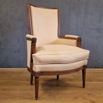 une image représentant une chaise posée sur un parquet