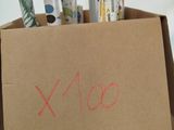 une boîte en carton contenant un tas de papier cadeau