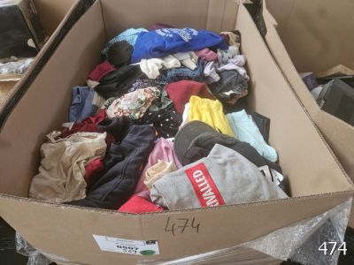 une boîte en carton remplie de vêtements posée sur une table
