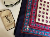 un sac à main, des lunettes de soleil et une écharpe posés sur une table